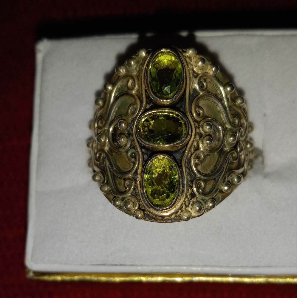 Elegant Gold and Green Gemstone Ring